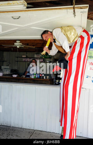 Kenosha Wisconsin, Kenosha County Fairgrounds, The Ultimate Kid Fest, Familie Familien Eltern Eltern Kinder, Veranstaltung, Karneval, Stelzenläufer, Mais essen, Stockfoto