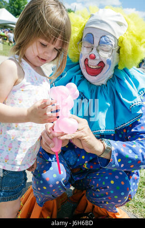 Wisconsin Kenosha County, Kenosha, Kenosha County Fairgrounds, das ultimative Kid Fest, Familienfamilien Eltern Eltern Kinder, Bippy der Clown, Fleischfreund Stockfoto