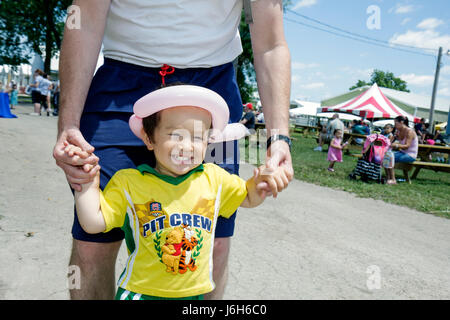 Kenosha Wisconsin, Kenosha County Fairgrounds, The Ultimate Kid Fest, Familie Familien Eltern Eltern Kinder, asiatische Jungen, männliche Kinder Kinder Kind ch Stockfoto