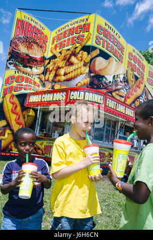 Kenosha Wisconsin, Kenosha County Fairgrounds, The Ultimate Kid Fest, Familie Familien Eltern Eltern Kind Kinder, Black Boy Jungen, männlich Kind Kinder Kind ch Stockfoto