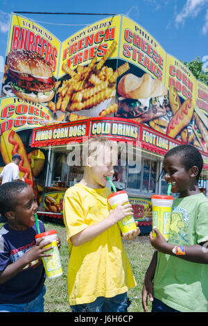 Wisconsin Kenosha County, Kenosha, Kenosha County Fairgrounds, das ultimative Kid Fest, Familienfamilien Eltern Eltern Kinder, Schwarze Jungen, männliche KI Stockfoto