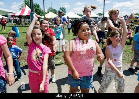 Kenosha Wisconsin, Kenosha County Fairgrounds, The Ultimate Kid Fest, Familie Familien Eltern Eltern Kinder, hispanische Mädchen, weibliche Kinder c Stockfoto