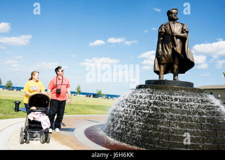 Wisconsin Kenosha County, Kenosha, Harbor Park, Christopher Columbus, Statue, öffentlicher Brunnen, Mann Männer männlich, Frau weibliche Frauen, Baby Babys Kinder, fa Stockfoto