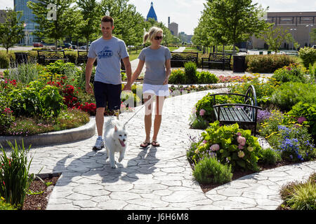 Kenosha Wisconsin, Harbor Park, Blumengarten, Bank, Erwachsene Erwachsene Männer Männer männlich, Frau Frauen weibliche Dame, Paar, Hunde, Tier, Haustiere, Spaziergang, Wal Stockfoto