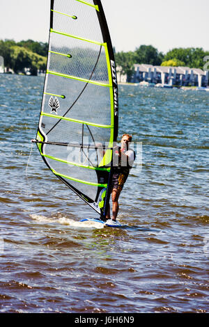 Kenosha Wisconsin, Silver Lake, Silver Lake Park, Windsurf, Wassersport, Erholung, Segeln, Board, Wind, Erwachsene Erwachsene Männer Männer, Rettungsweste, Besucher reisen tr Stockfoto