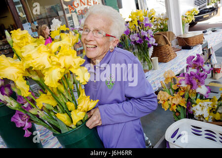 Roanoke Virginia, Marktplatz, Bauernmarkt, Frau Frauen, Senioren Bürger, aktiv, arbeiten, arbeiten, lächeln, glücklich, Blumengeschäft, floris Stockfoto