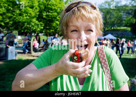 Roanoke Virginia, Elmwood Park, Community School Strawberry Festival, jährliche Veranstaltung, Frau, Essen in Schokolade getauchte Erdbeeren und Nachtisch genießen Stockfoto