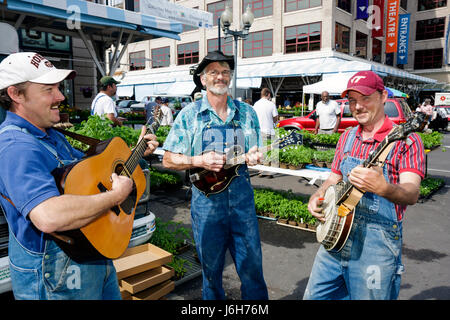 Roanoke Virginia, Market Square, Farmers' Market, Bluegrass, Musiker, Mann Männer Erwachsene Erwachsene, Männer, Gitarre, Banjo, Mandoline, Unterhaltung, Besucher reisen trave Stockfoto