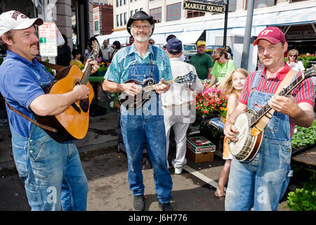 Roanoke Virginia, Market Square, Farmers' Market, Bluegrass, Musiker, Mann Männer Erwachsene Erwachsene, Männer, Gitarre, Banjo, Mandoline, Entertain, VA080503010 Stockfoto