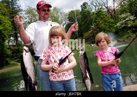 Salem Virginia, Lake Spring Pond, Fishing Rodeo, Männer männliche Erwachsene, Vater Vater, Eltern, Mädchen, Töchter, Schwestern, Fang, Stangen, Stangen, Familienfamilie Stockfoto