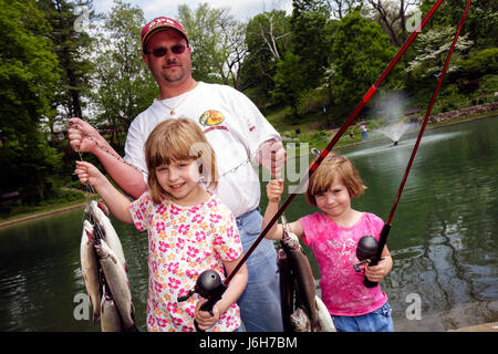 Salem Virginia, Lake Spring Pond, Fishing Rodeo, Männer männliche Erwachsene, Vater Vater, Eltern, Mädchen, Töchter, Schwestern, Fang, Stangen, Stangen, Familienfamilie Stockfoto