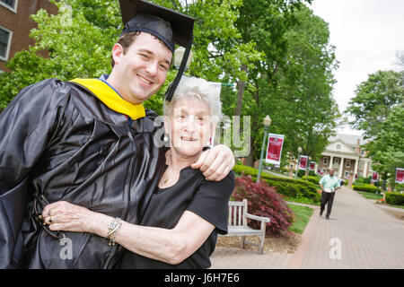 Salem Virginia, Roanoke College, Schule, Campus, Eintritt, Front, Hochschulbildung, Abschlusstag, Familien Eltern Eltern Eltern Kinder, Großmutter, Stockfoto