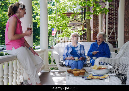 Roanoke Virginia, Washington Avenue, Rose Hill Bed & Breakfast, Veranda, Tasse Tee, Muffins, Frau weibliche Frauen, Senioren, reden, Kleinstadt Lebensstil, Liebe Sitz s Stockfoto