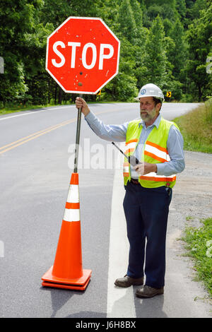 Virginia Lynchburg, Highway Route 501, Stoppschild, unter Neubau-Baumeister, Besatzung, Mann Männer männlich, reflektierende Sicherheitsweste, Verkehrsbehinderung, Sünde Stockfoto