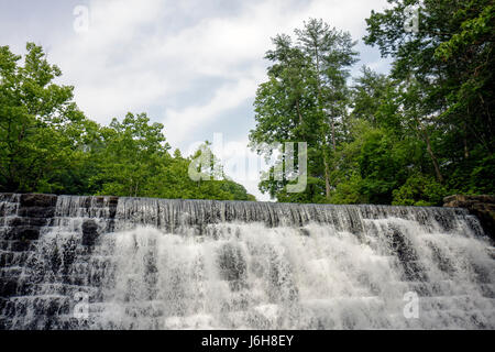 Blue Ridge Parkway Virginia, Appalachian Mountains, Otter Lake, Otter Creek Water, in der Nähe von Milepost 58, Wasserfall, Wasserfall, Bäume, Staudamm, Besucher reisen Stockfoto