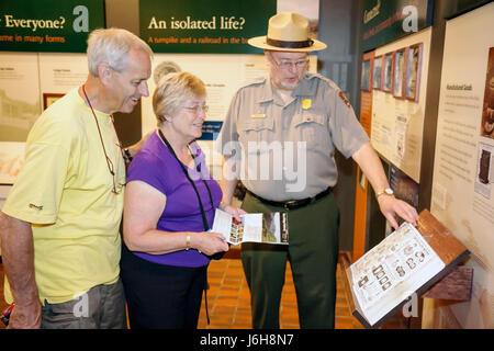 Blue Ridge Parkway Virginia, Appalachian Mountains, Humpback Rocks, Visitors Center, Milepost 5,8, Ausstellung mit Erlebnisausstellung, Parkranger, Erwachsene Stockfoto