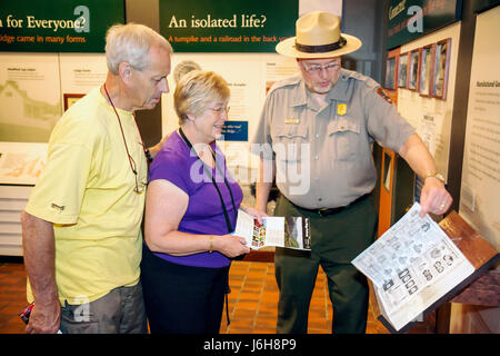 Blue Ridge Parkway Virginia, Appalachian Mountains, Humpback Rocks, Visitors Center, Milepost 5,8, Ausstellung mit Erlebnisausstellung, Parkranger, Erwachsene Stockfoto