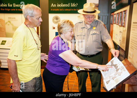 Blue Ridge Parkway Virginia, Appalachian Mountains, Humpback Rocks, Visitors Center, Milepost 5,8, Ausstellung mit Erlebnisausstellung, Parkranger, Erwachsene Stockfoto