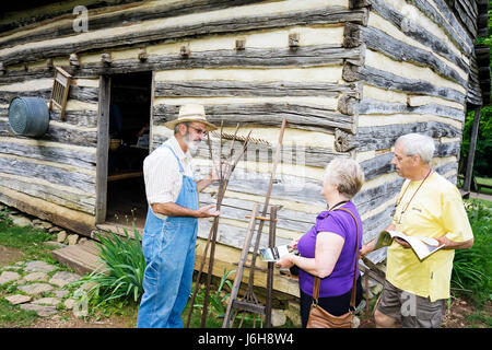 Blue Ridge Parkway Virginia, Appalachian Mountains, Humpback Rocks, Visitors Center, Milepost 5.8, Farm Trail aus dem 19. Jahrhundert, Lokalgeschichte, Schauspieler, Werbung für Erwachsene Stockfoto