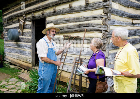 Blue Ridge Parkway Virginia, Appalachian Mountains, Humpback Rocks, Visitors Center, Milepost 5.8, Farm Trail aus dem 19. Jahrhundert, Lokalgeschichte, Schauspieler, Männer Stockfoto