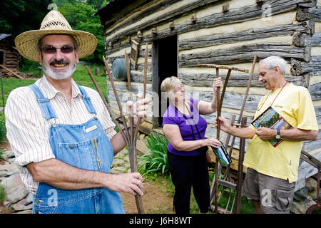 Blue Ridge Parkway Virginia, Appalachian Mountains, Humpback Rocks, Visitors Center, Milepost 5.8, Farm Trail aus dem 19. Jahrhundert, Lokalgeschichte, Schauspieler, Werbung für Erwachsene Stockfoto