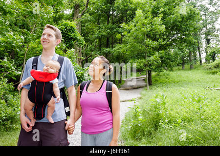 Blue Ridge Parkway Virginia, Appalachian Mountains, Humpback Rocks, Wandern, Trail, Wandern, Mann Männer männlich, asiatische Frau weibliche Frauen, Jungen, männliche Kinder Kinder chil Stockfoto