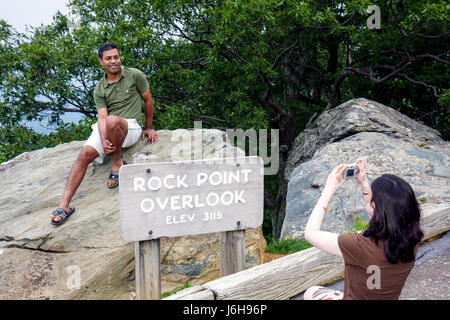 Blue Ridge Parkway Virginia, Appalachian Mountains, Rock Point Overlook, asiatischer Mann Männer männlich, Frau weibliche Frauen, Paar, sitzen, posieren, Pose, Kamera, digital, Stockfoto