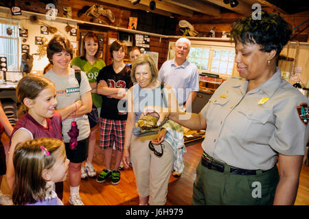 Blue Ridge Parkway Virginia, Appalachian Mountains, Peaks of Otter, Nature Center, Schwarze Frau weibliche Frauen arbeiten Arbeit, Arbeiter, Mann Männer männlich, Mädchen g Stockfoto