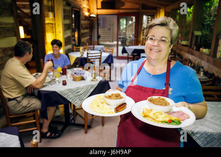 Virginia Steeles Tavern, in der Nähe von Blue Ridge Parkway, Sugar Tree Inn, Bed and Breakfast, Unterkunft, Esszimmer, Gastwirt, Erwachsene Erwachsene Frau Frauen weibliche Dame, ma Stockfoto