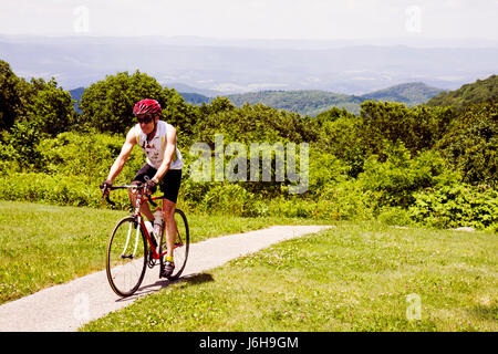 Blue Ridge Parkway Virginia, Appalachian Mountains, Blick auf das Sunset Field, Milepost 79, Natur, Natur, Landschaft, Männer, Männer, Radfahrer, Fahrrad, Radfahren, ridi Stockfoto