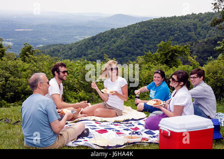 Blue Ridge Parkway Virginia, Appalachian Mountains, Devils Backbone Overlook, Natur, Natur, Landschaft, Erwachsene Erwachsene Männer Männer männlich, Frau Frauen weiblich Dame, Co Stockfoto