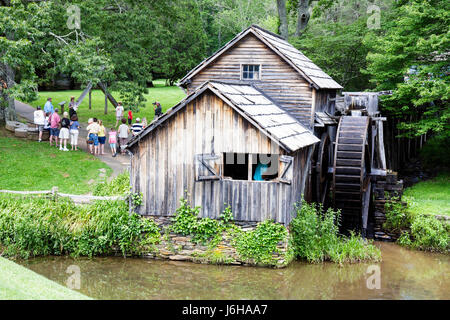 Blue Ridge Parkway Virginia, Appalachian Mountains, Mabry Mill, historische Mühle, Milepost 176, Gruppe, Wassermühle, Wasserrad, Teich, Besucher reisen Stockfoto