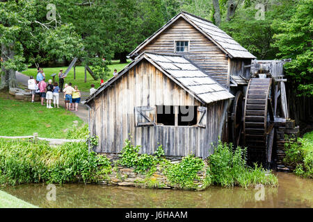Blue Ridge Parkway Virginia, Appalachian Mountains, Mabry Mill, historische Mühle, Milepost 176, Gruppe, Wassermühle, Wasserrad, Teich, Besucher reisen Stockfoto