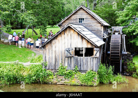 Blue Ridge Parkway Virginia, Appalachian Mountains, Mabry Mill, historische Mühle, Milepost 176, Gruppe, Wassermühle, Wasserrad, Teich, Besucher reisen Stockfoto