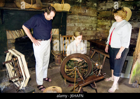 Blue Ridge Parkway Virginia, Appalachian Mountains, Mabry Mill, Milepost 176, Erwachsene Erwachsene Männer Männer männlich, Frau Frauen weibliche Dame, Paar, Ranger, Demonstrationsanlage Stockfoto