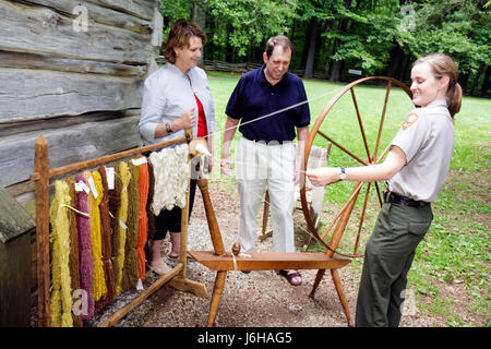 Blue Ridge Parkway Virginia, Appalachian Mountains, Mabry Mill, Milepost 176, Erwachsene Erwachsene Männer Männer männlich, Frau Frauen weibliche Dame, Paar, Ranger, Demonstrationsanlage Stockfoto