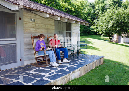 Blue Ridge Parkway Virginia, Appalachian Mountains, Rocky Knob Hütten, Wald, Mann Männer männlich, Frau weibliche Frauen, Paar, lesen, sitzen, entspannen, schaukeln Cha Stockfoto