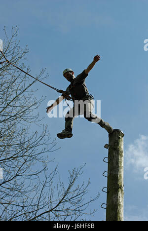 mutige Frühling Prellen Bounces Hop überspringen frisks springen Sprung-Abenteuer Stockfoto
