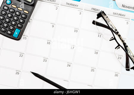 Kalender-Belegungsplan Arbeit Tisch- und Taschenrechner, Bleistift, Brillen. Stockfoto