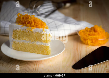 Closeup leckere Süßspeise thai goldenes Ei Threads auf weiche Vanila Biskuit mit weißen Milchcreme Onplate auf Holztisch, selektiven Fokus Stockfoto