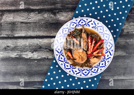 Thai Rezept, in Scheiben geschnitten Spicy Wels-Curry in Kokosmilch mit Morinda Citrifolia Blatt Aufruf Kaeng Pla Dook Bai Yoor in Thai. Stockfoto