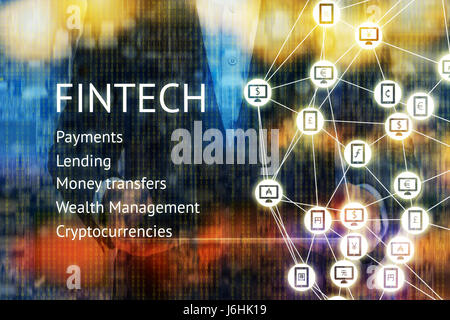 FinTech Finanztechnologie und e-Commerce-Konzept. Mann Anzug Holding Tablet. Weltwährungen unterzeichnen auf Handy, Computer-Symbol und Peer-to-Peer-Symbol mit