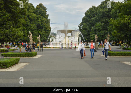 Warschau, Polen - August 2014: Brunnen im Sächsischen Garten in Warschau. Stockfoto