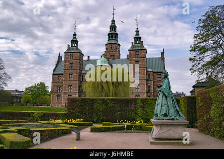 Kopenhagen, Dänemark - Mai 2017: Rosenburg Castle in Kopenhagen an einem teilweise bewölkten Tag im zeitigen Frühjahr. Blick vom Garten in Kongens Have. Stockfoto