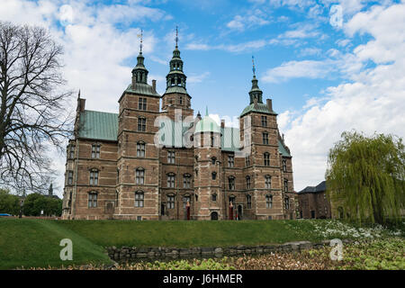 Kopenhagen, Dänemark - Mai 2017: Rosenburg Castle in Kopenhagen an einem teilweise bewölkten Tag im zeitigen Frühjahr. Blick vom Garten in Kongens Have. Stockfoto