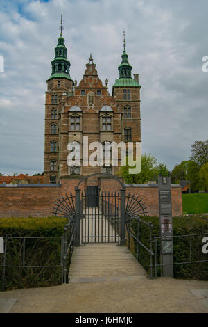 Kopenhagen, Dänemark - Mai 2017: Rosenburg Castle in Kopenhagen an einem teilweise bewölkten Tag im zeitigen Frühjahr. Blick vom Garten in Kongens Have. Stockfoto