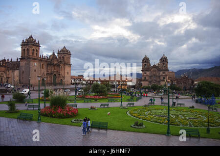 Kathedrale Basilica der Himmelfahrt der Jungfrau Maria und Iglesia Catedral De La Compania de Jesus de Plaza de Armas in der Altstadt von Cusco, Peru Stockfoto