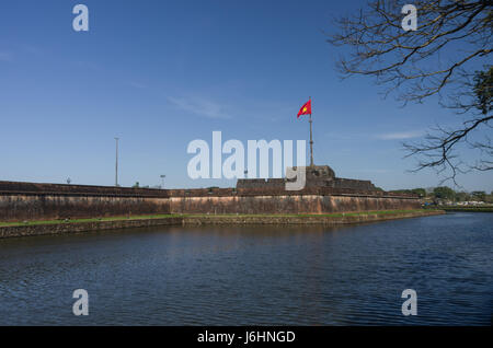 Blick auf Flagge Tower (Kinderbett Co), Burggraben und Stadtmauern Zitadelle von Hue, Vietnam zum UNESCO-Weltkulturerbe Stockfoto