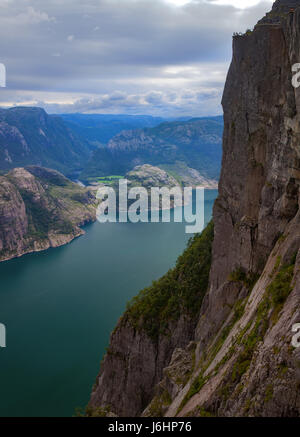 Der Preikestolen oder Preikestolen ist eine berühmte Wanderungen vor Ort in Norwegen Stockfoto
