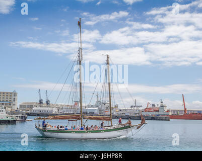 CAPE TOWN, SOUTH AFRICA - 19. Dezember 2016: Segelschiff Spirit of Victoria verlassen Victoria & Albert mit Touristen für eine Kreuzfahrt auf dem Meer Dock - ich Stockfoto